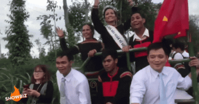 Hoa hậu Việt nam rơi vương miện vì xe công nông