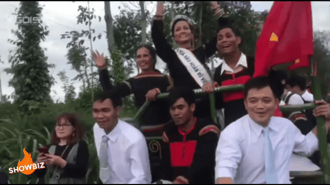 Hoa hậu Việt nam rơi vương miện vì xe công nông